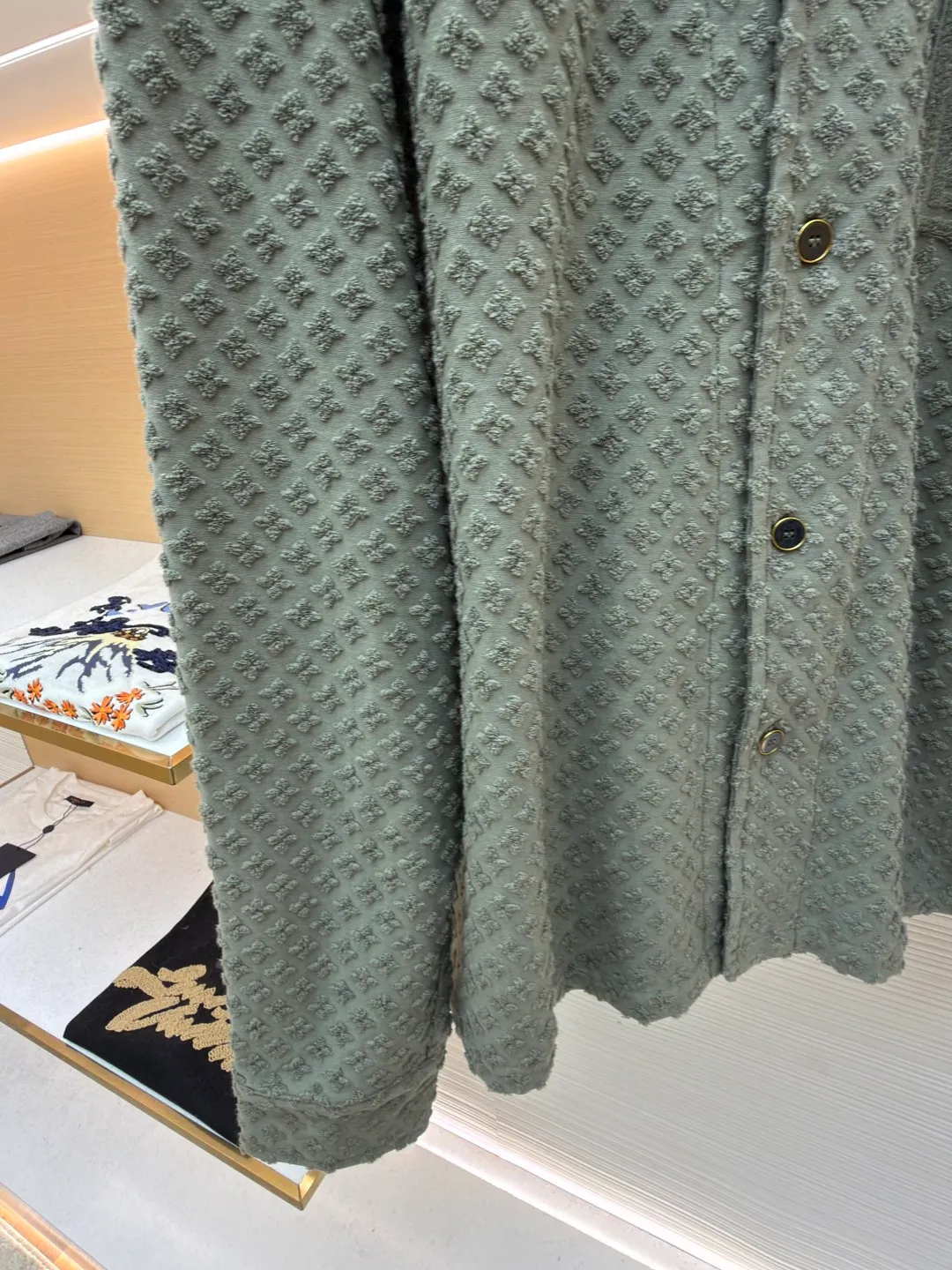 LOUIS VUITTON presbyopic terry shirt ●Original version: Purchased and developed by 14049 ●Item number: 1681930-B90 ●Fabric: jacquard terry fabric ●Technology: washed production ●Color: green ●Version: fitted version ●Weight: about 545 grams ●Size: XS-S-M-L ●Description: The fabric is custom-woven jacquard terry cloth with a weight of 250g. The bottom surface is made of 50s double-ply long-staple cotton yarn. The loops are made of 60s double-ply ring-spun combed cotton yarn. The bulk yarn color is customized and dyed. A 20-needle single-sided terry jacquard machine is used to weave the gray fabric. The finished fabric is then washed and shaped. After the washing process, the ring-spun yarn loops are more fluffy and three-dimensional than those of compact spinning. The positioning pattern is purely cut after finishing work, and the loss is huge. It has specific four-eye hand-stitched buttons and three-label washing. The overall wiring is straight and delicate, the fabric is comfortable and soft, and the color is consistent without color difference. It can be matched with the same style to create a fashionable look and control various occasions. Customized accessories, complete with three standards, same style for men and women!